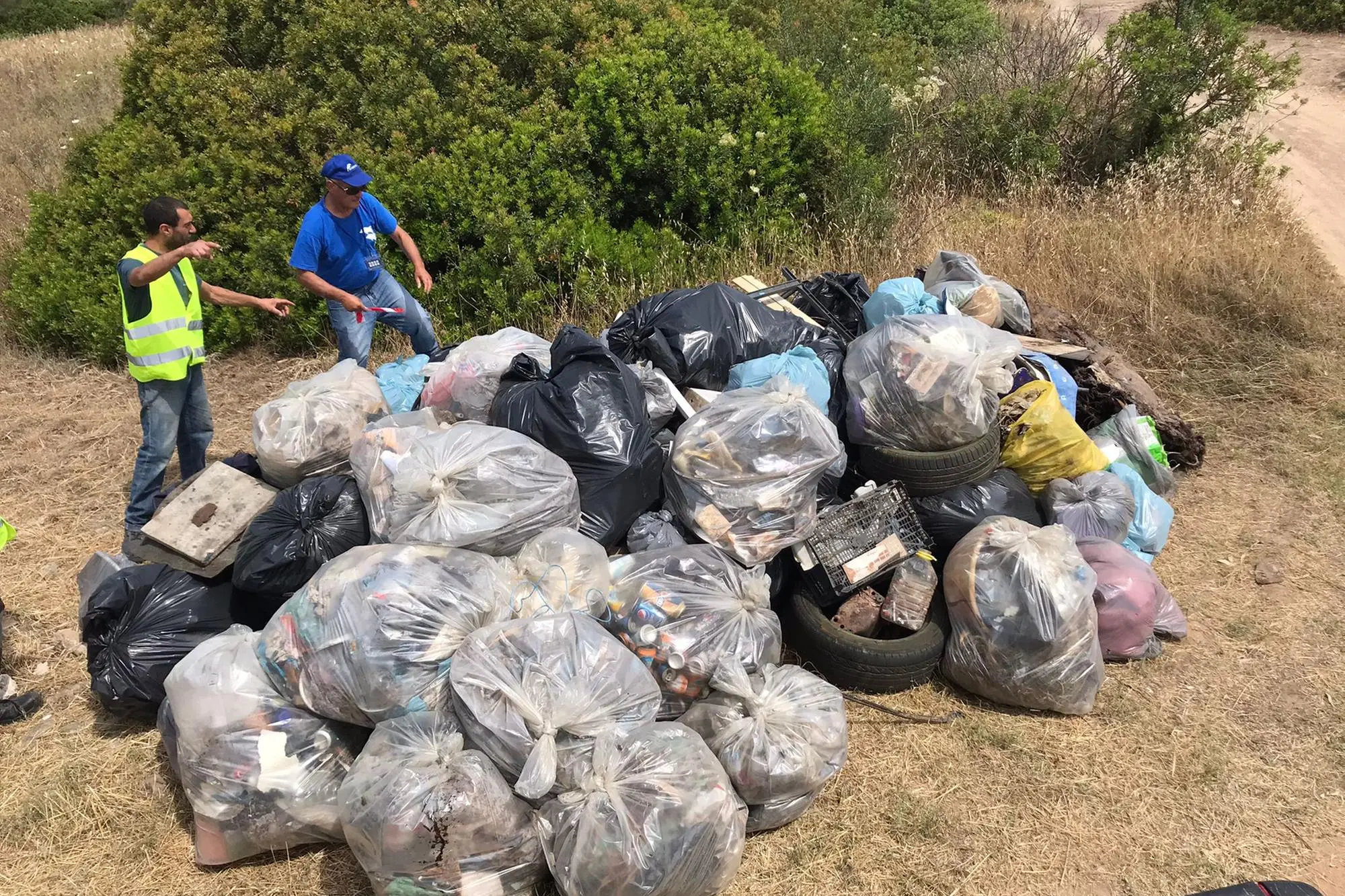 Una parte dei rifiuti raccolti dai volontari (foto Andrea Scano)