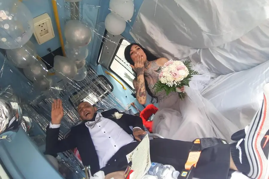 Gli sposi in ambulanza (foto Vercelli)