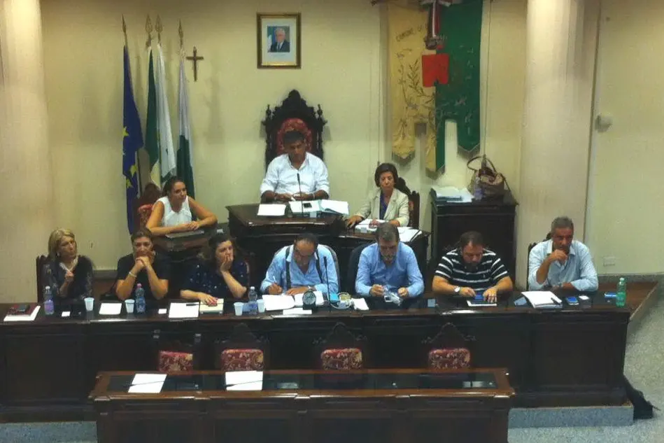 Mauro Contini (in alto) nello scranno del presidente del Consiglio comunale
