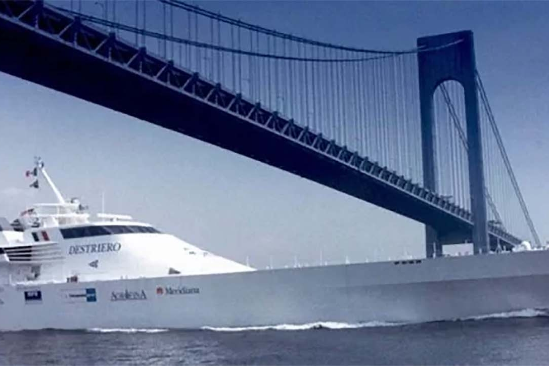 Destriero passa sotto il ponte Varrazzano-Narrows a New York e comincia la traversata dell'Atlantico (foto Destriero)