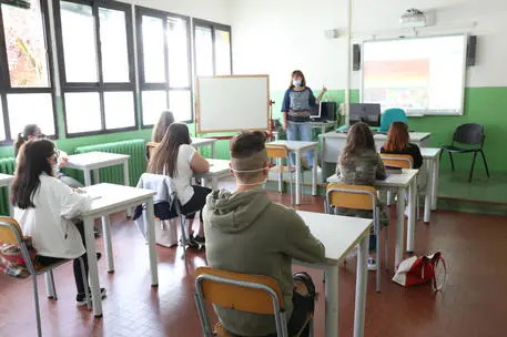 Un'aula di scuola ai tempi del Covid (foto Ansa)