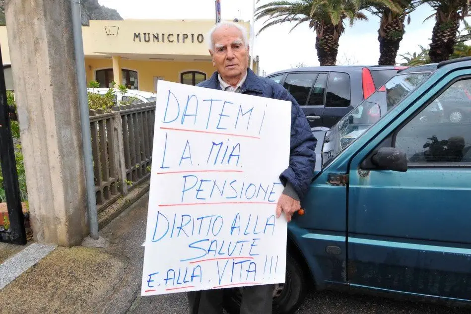Antonio Piras protesta davanti al Municipio di Buggerru - foto Cucca