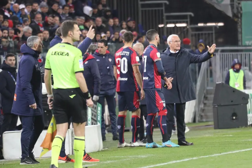 I cambi di Ranieri: Pavoletti e Azzi attendono di entrare in campo (Max Solinas)
