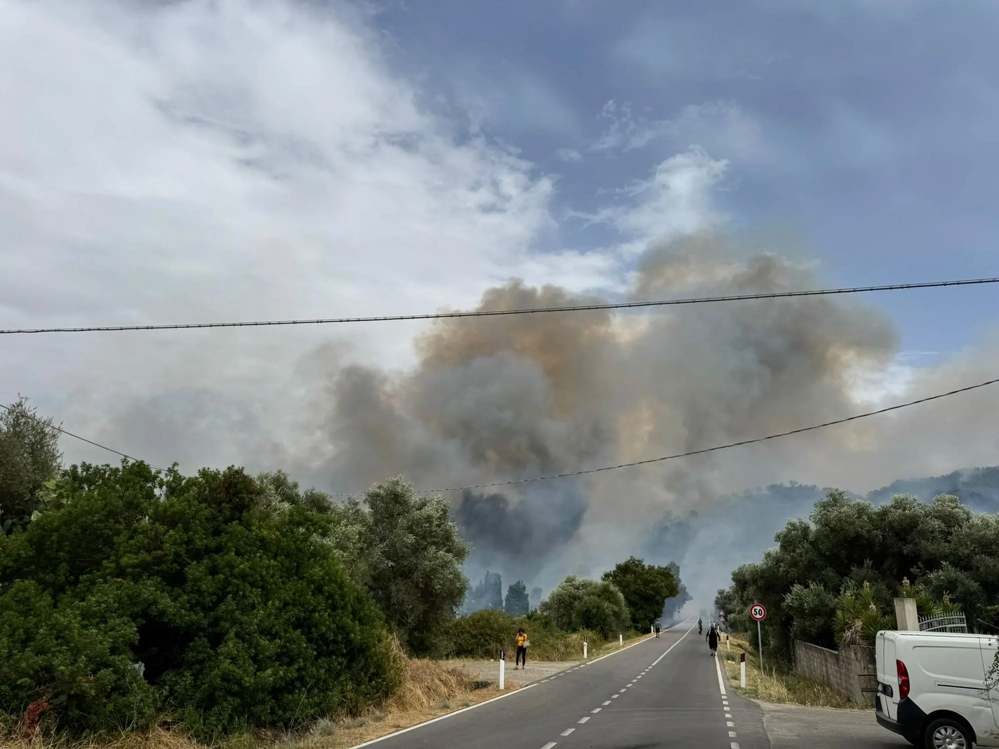 L'incendio alle porte di Villacidro minaccia la strada (foto Gianluigi Deidda)