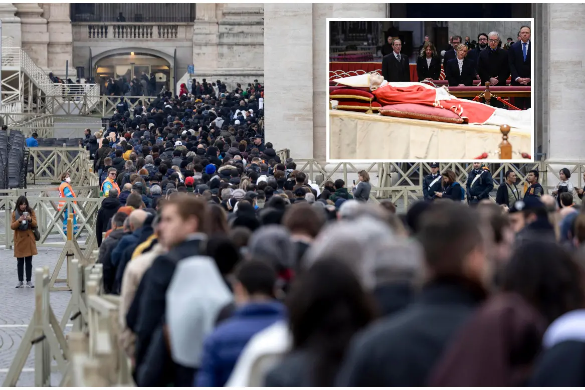 La lunga fila di fedeli in San Pietro per l'ultimo saluto a Ratzinger, nel box l'omaggio della premier Meloni (foto Ansa)