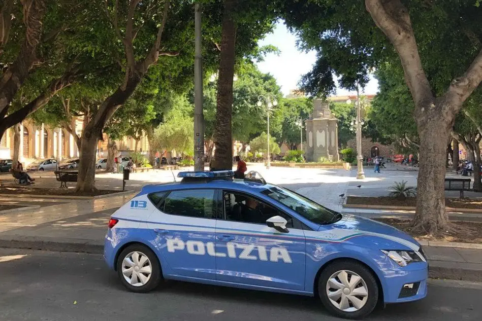Polizia in piazza del Carmine a Cagliari (Archivio L'Unione Sarda)