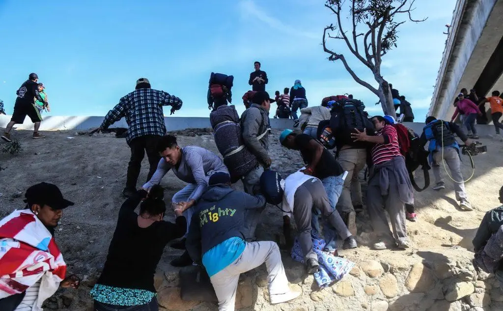 Migranti alla frontiera tra Messico e Usa (Ansa)