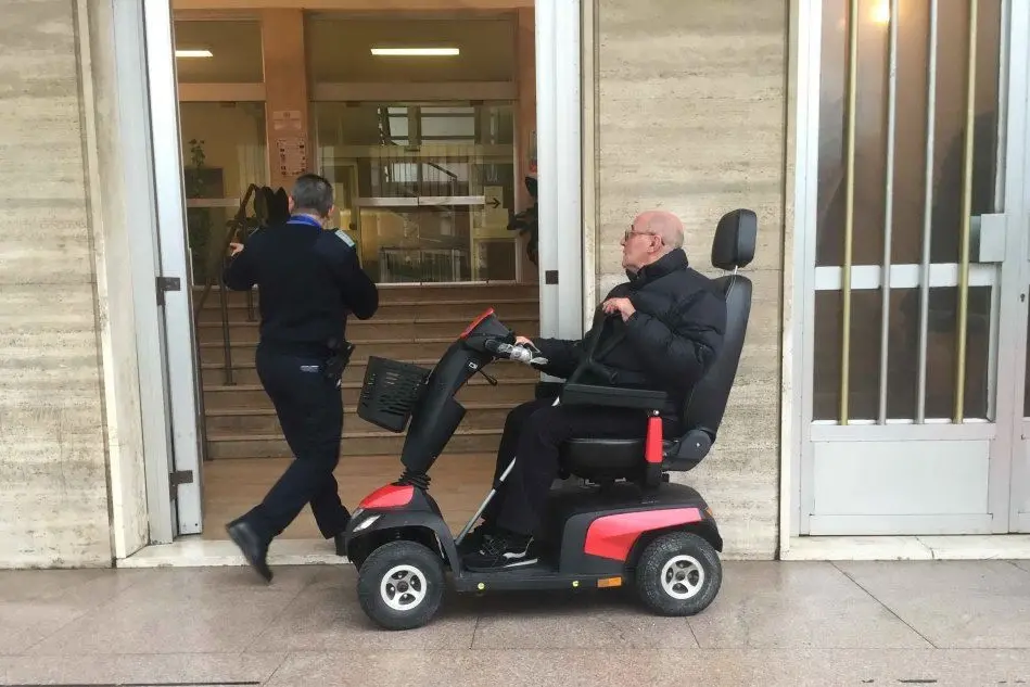 Agostino Carobbi davanti al municipio 2 (L'Unione Sarda - foto Ledda)