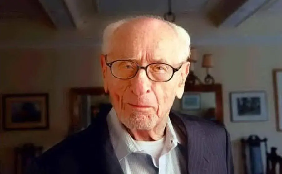 Attore di formazione teatrale, è uno dei più grandi caratteristi della sua generazione