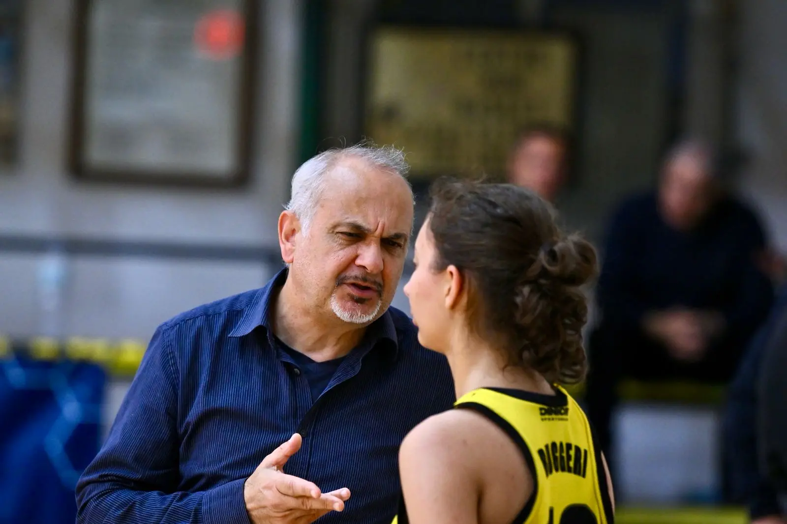 Andrea Ghiani, coach del San Salvatore Selargius, a colloquio con una sua giocatrice (foto di Andrea Chiaramida)