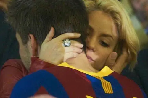 Shakira consola Piquè baciandolo