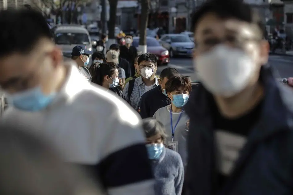 Pedoni a Beijing (Ansa)