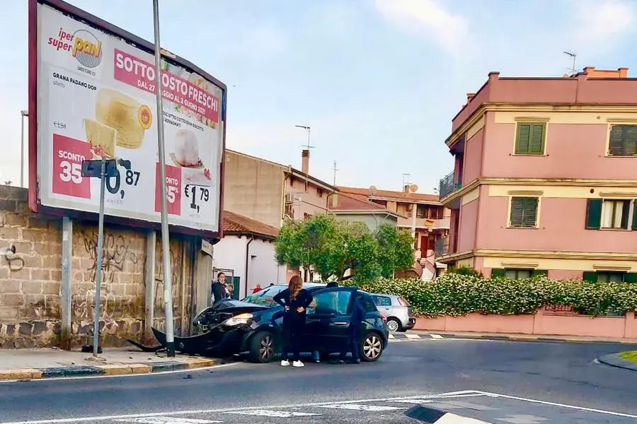 L'incidente in via Solferino (foto Sanna)