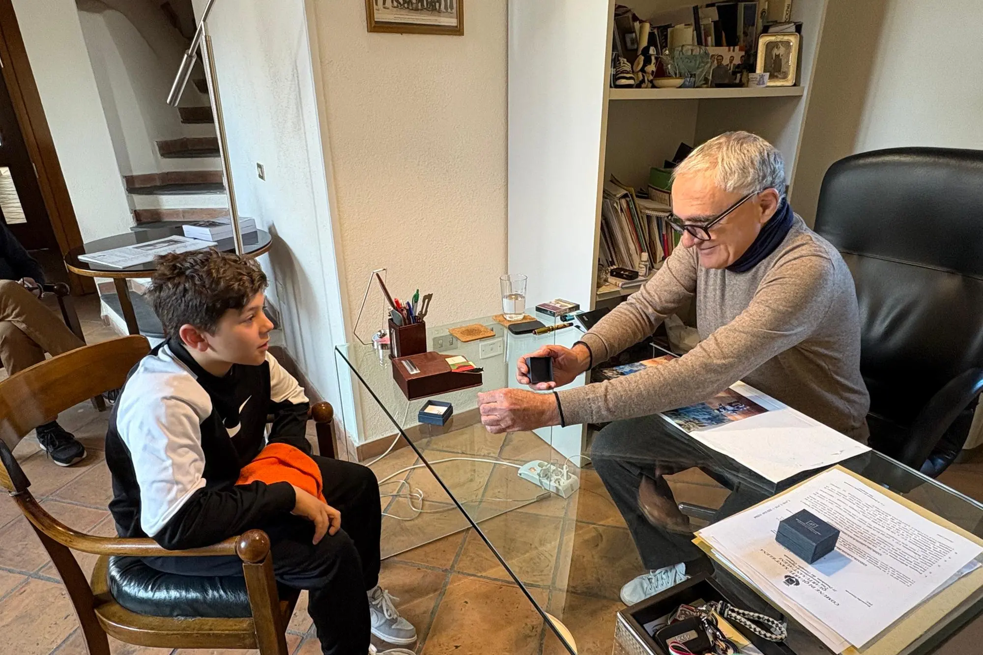 Il sindaco Milia premia Daniel Corda campione di motocross (foto Serreli)