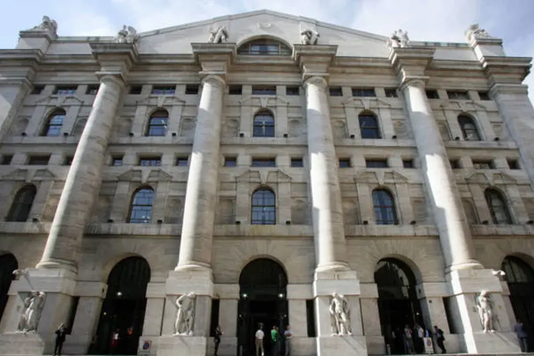 Palazzo Mezzanotte, sede della Borsa a Milano (foto Ansa)