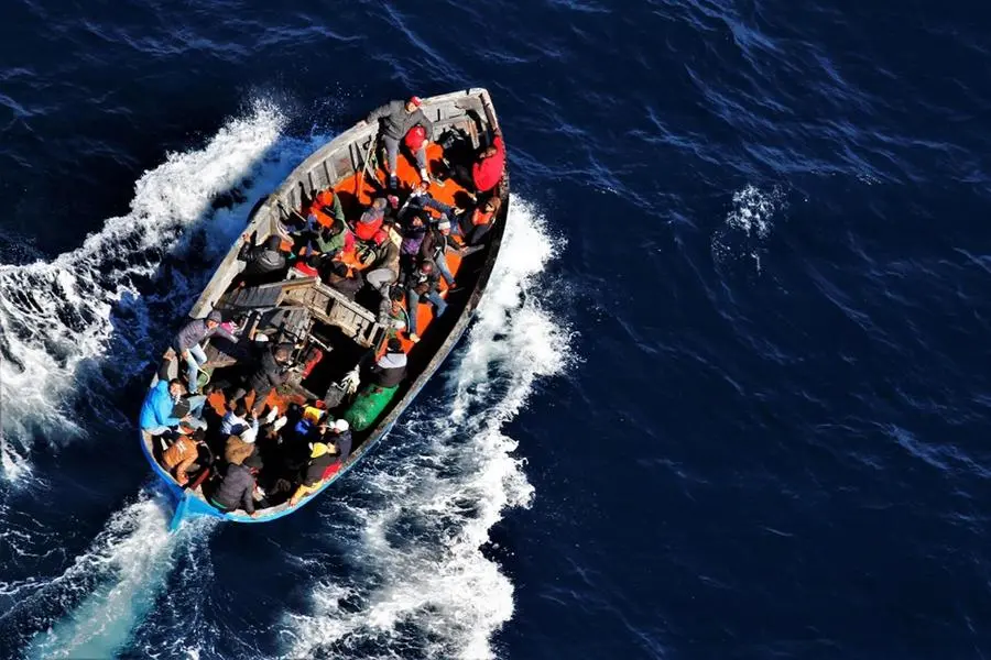 Un barcone con migranti in una foto d'archivio (Ansa)