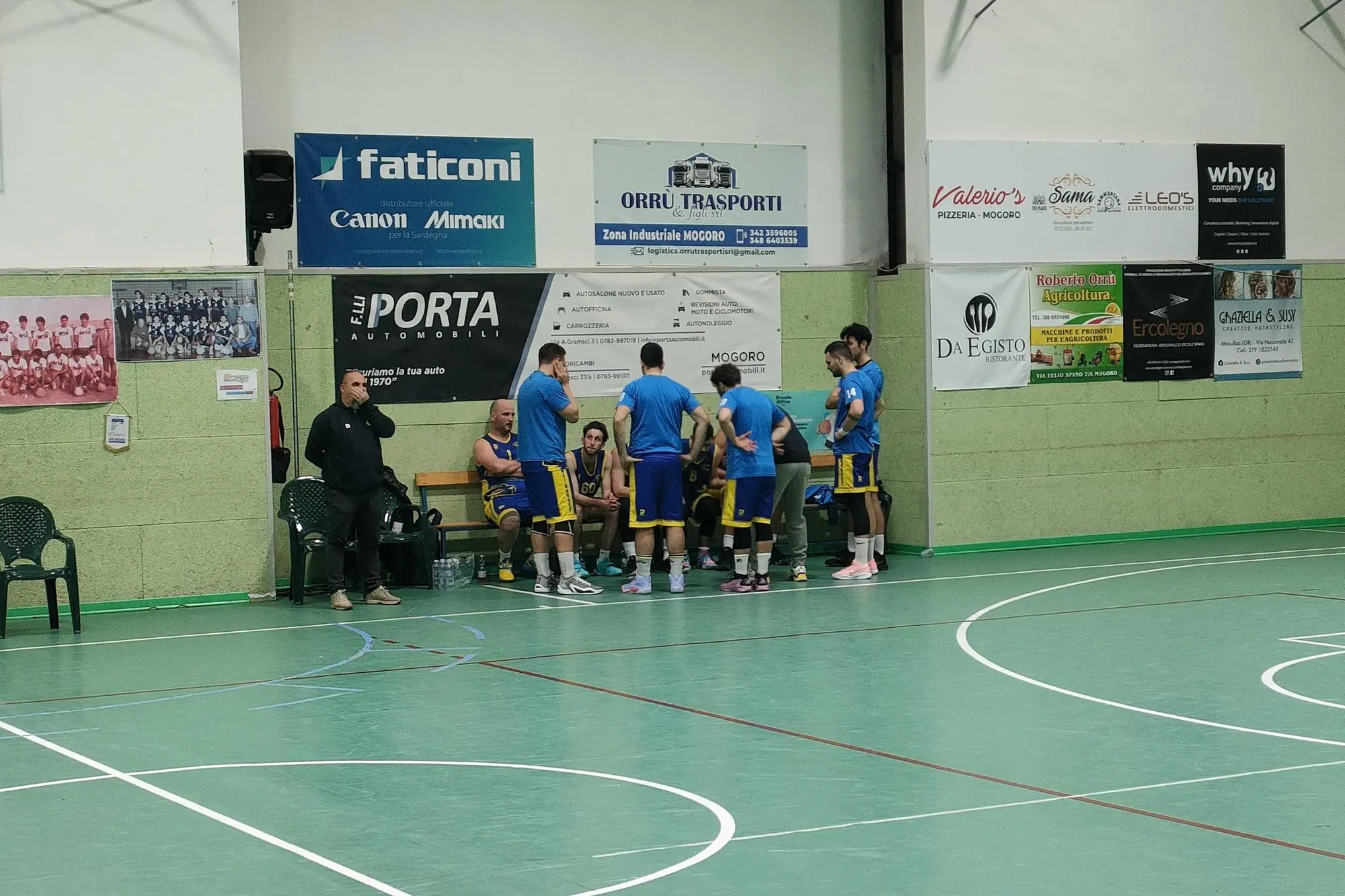 Un time out del Sinnai (foto di Giacomo Pala)