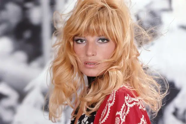 Era il 2 febbraio 2022 quando a Roma moriva la grande Monica Vitti. Nata Maria Luisa Ceciarelli a Roma, il 3 novembre del 1931, cresciuta in Sicilia prima della guerra a causa del lavoro del padre (ispettore al commercio), da piccola metteva in scena spettacolini casalinghi per distrarre i fratelli dagli orrori delle bombe negli ultimi anni di guerra. Diplomata nel 1953 all'Accademia d'arte drammatica sotto la guida di Silvio d'Amico e con un maestro-sodale d'eccezione come Sergio Tofano, scelse un cognome che le ricordava la madre amatissima (Adele Vittiglia) e un nome che le "suona bene". Il debutto al cinema risale al 1955 con un piccolo ruolo nell'Adriana Lecouvreur di Guido Salvini, ma 5 anni dopo si incarna nella silenziosa musa di Antonioni per il primo dei quattro film che vanno sotto il segno della "incomunicabilità": L'avventura. Nei successivi quattro anni diventerà una diva internazionale grazie a titoli indimenticabili come La notte, L'eclisse, Deserto rosso. Tutti i grandi registi internazionali la vogliono. Per togliersi di dosso l'immagine della diva bellissima e distante, abbraccia l'idea della commedia grazie a Mario Monicelli che la vuole protagonista de La ragazza con la pistola. Il successo è immediato, contagioso. Monica Vitti domina nel cinema italiano degli anni '70. Lavora con tutti i grandi italiani (da Dino Risi a Ettore Scola, da Monicelli al Luigi Magni de La Tosca) e non solo. Insieme al Leone d'oro alla carriera che nel 1995 le viene dato da Gillo Pontecorvo alla Mostra di Venezia è uno dei maggiori riconoscimenti internazionali che affiancano i 5 David, 12 Globi d'oro e i 3 Nastri d'argento guadagnati in patria. Conquista anche le platee televisive insieme a Mina (Milleluci nel '74 e Domenica in vent'anni dopo), scrive due libri autobiografici, firma la sua unica regia (Scandalo segreto) nel 1990, porta in teatro la grande commedia americana da La strana coppia a Prima pagina. All'alba del nuovo secolo il vulcano si spegne, quasi inavvertitamente e solo la dedizione del marito Roberto Russo la protegge dalla curiosità morbosa dei paparazzi.  (Unioneonline/D)