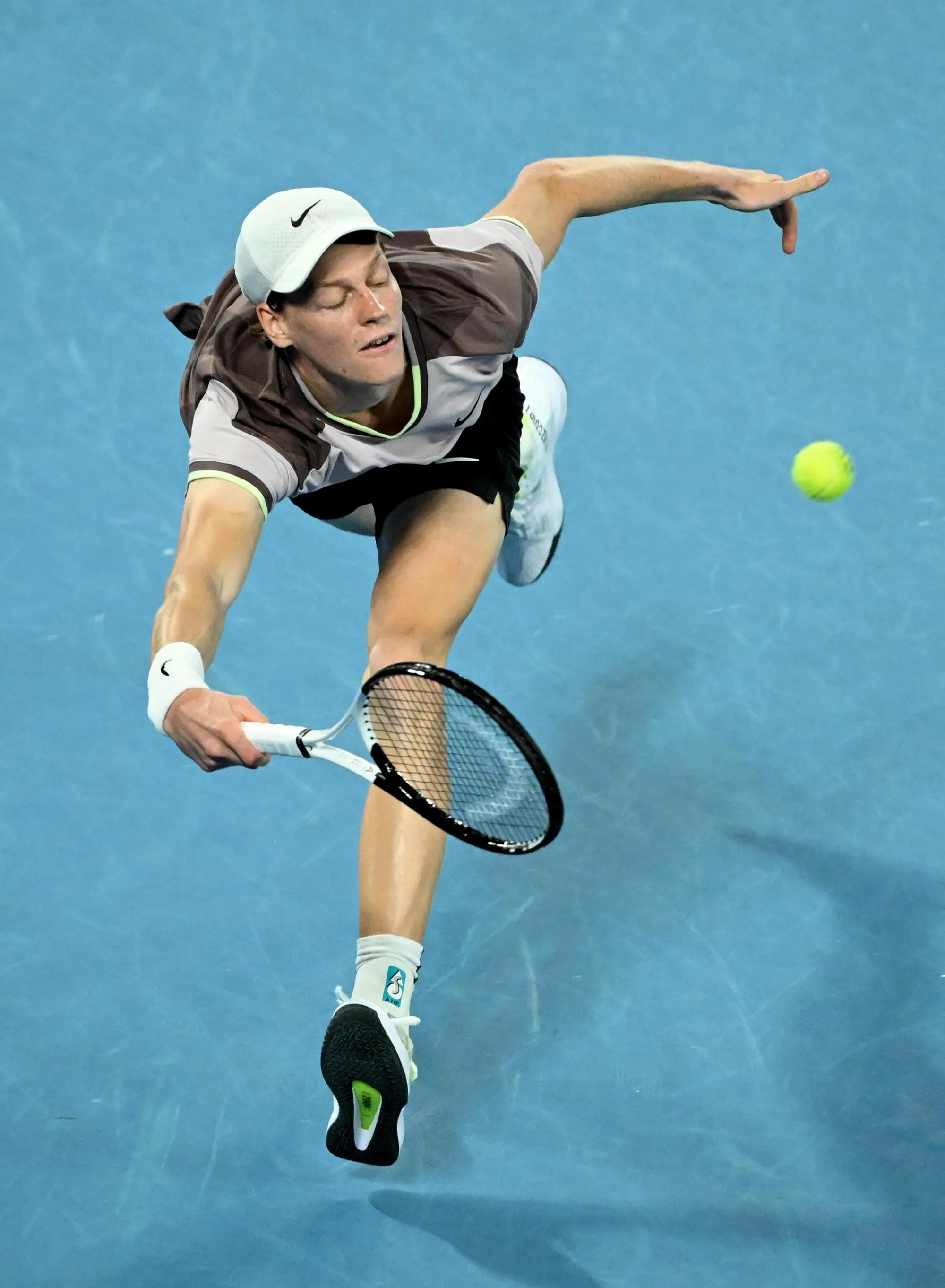 epa11110271 Jannik Sinner of Italy in action during the Men’s Singles final against Daniil Medvedev of Russia on Day 15 of the Australian Open tennis tournament in Melbourne, Australia, 28 January 2024. EPA/JAMES ROSS AUSTRALIA AND NEW ZEALAND OUT