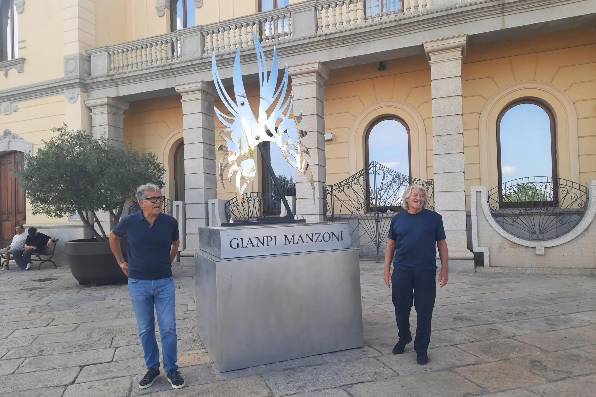 Il sindaco, Settimo Nizzi, e l'artista, Gianpi Manzoni, davanti alla scultura Arcangelo