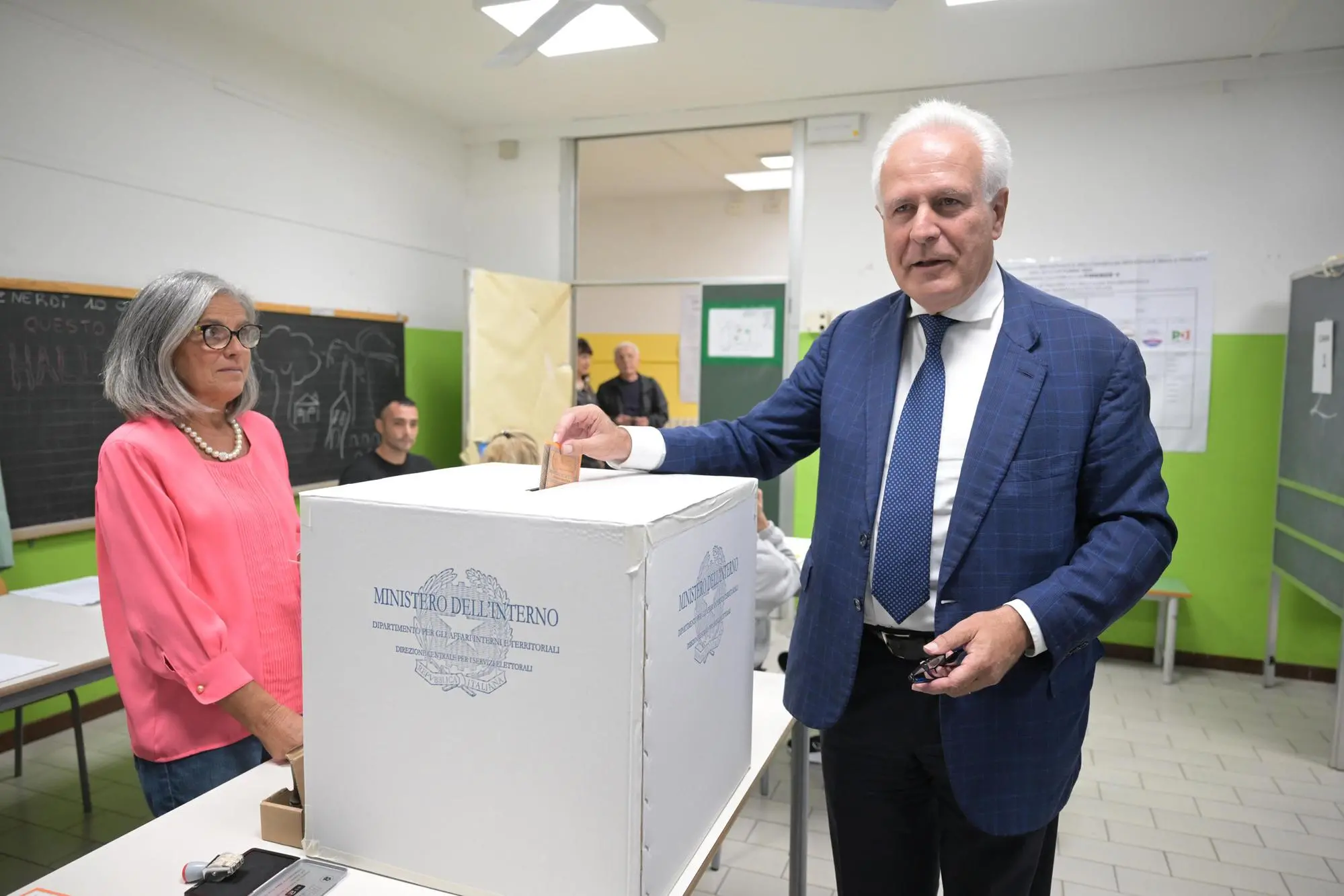 Il Presidente della Regione Toscana Eugenio Giani si reca a votare durante le elezioni regionali in Toscana Sesto Fiorentino Firenze 12 Ottobre 2025 ANSA/CLAUDIO GIOVANNINI