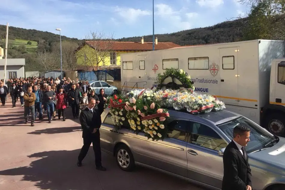 I funerali dell'operaio di Sorgono