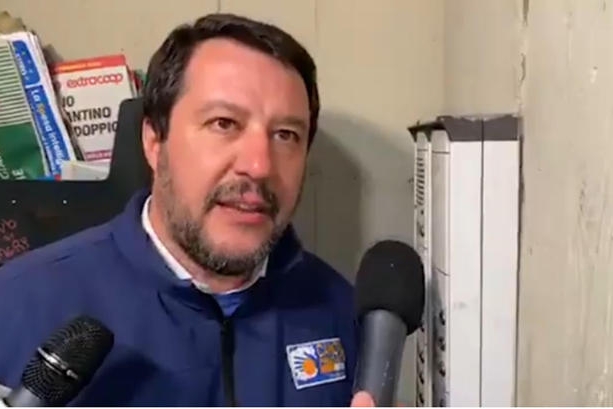 La citofonata di Salvini (Ansa)