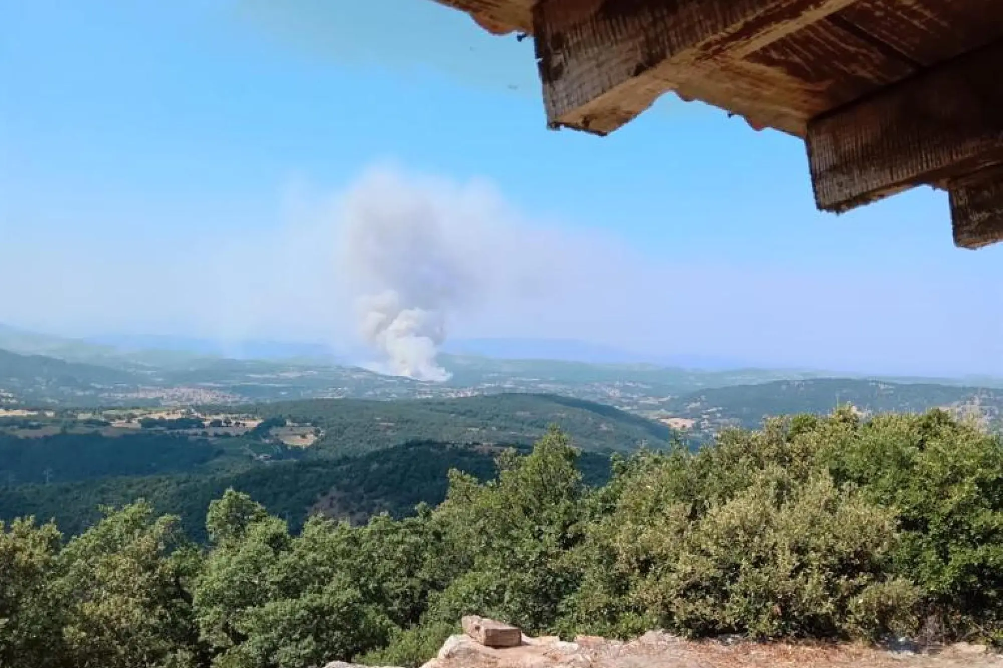 L'incendio a Sorgono (dal profilo Facebook del sindaco di Sorgono Franco Zedde)
