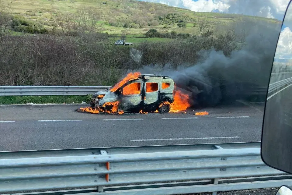 L'auto incendiata (foto Vigili del fuoco)