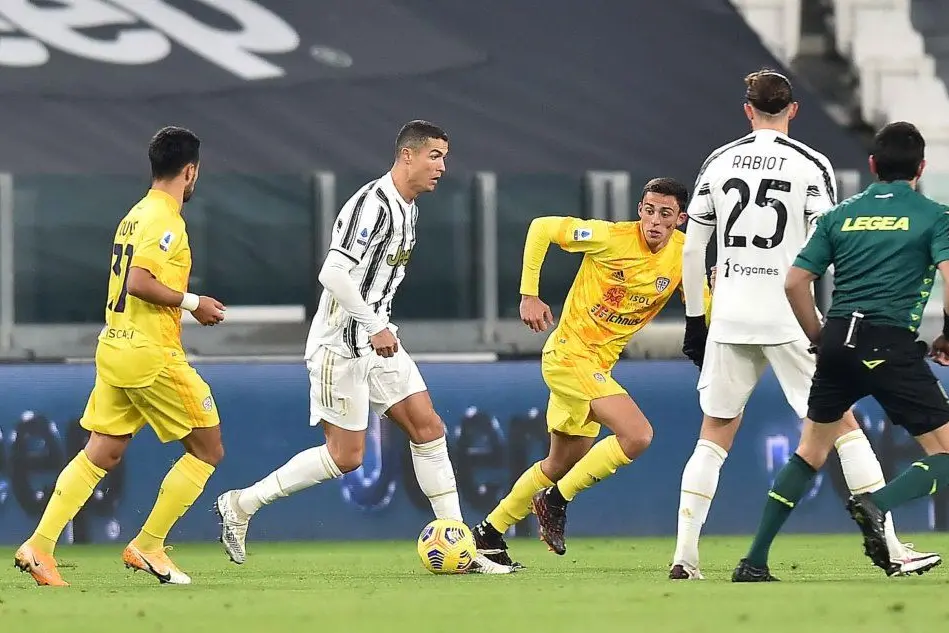 Ronaldo in azione contro il Cagliari (Ansa)