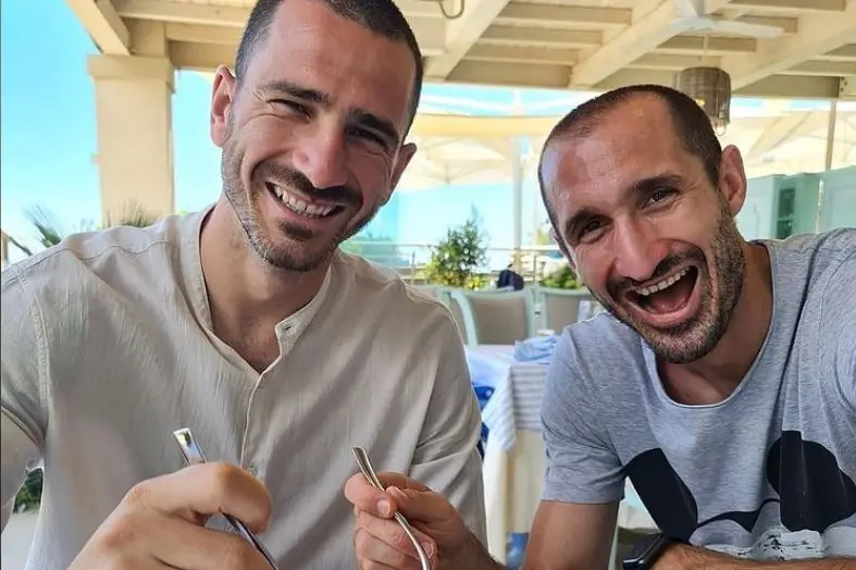 Leonardo Bonucci e Giorgio Chiellini al Forte Village (foto Instagram)