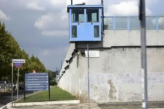 Il muro di cinta del carcere di Rebibbia (Ansa)