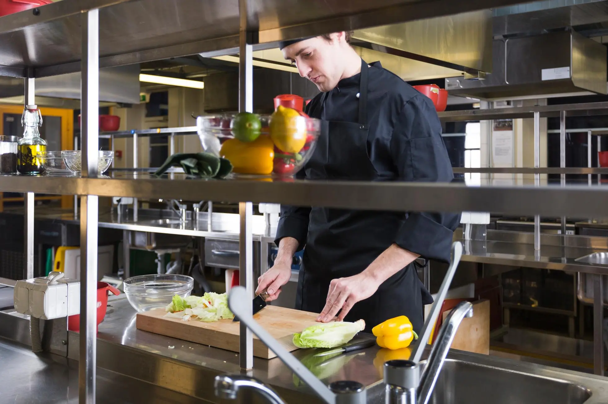 Un cuoco al lavoro in una cucina in una foto simbolo