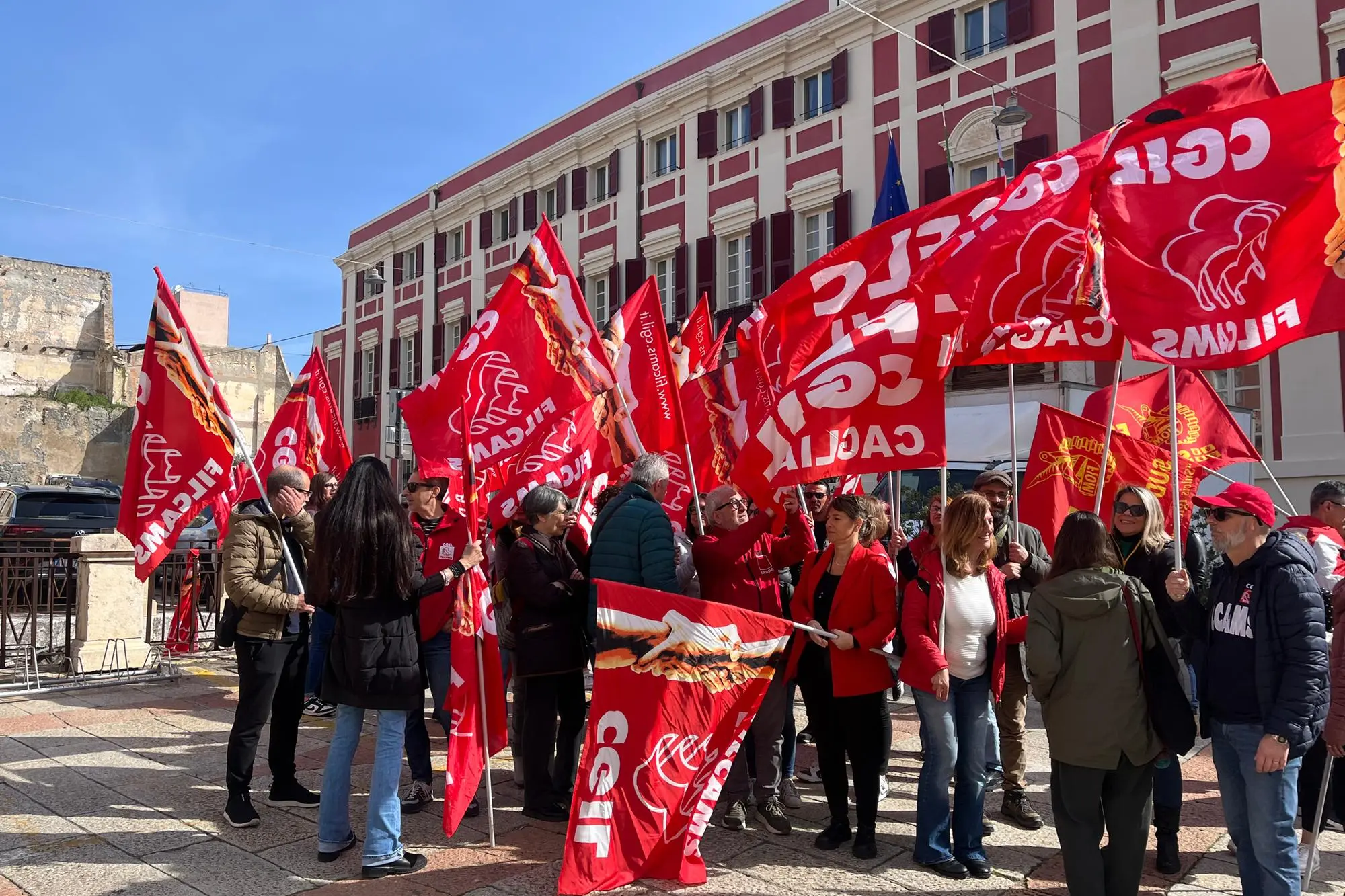 La manifestazione in piazza Palazzo
