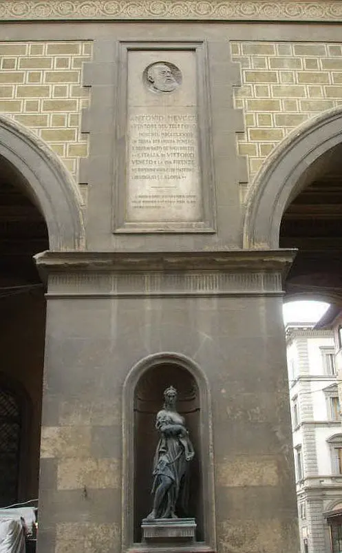 La targa in ricordo di Meucci presente alle Poste di Firenze