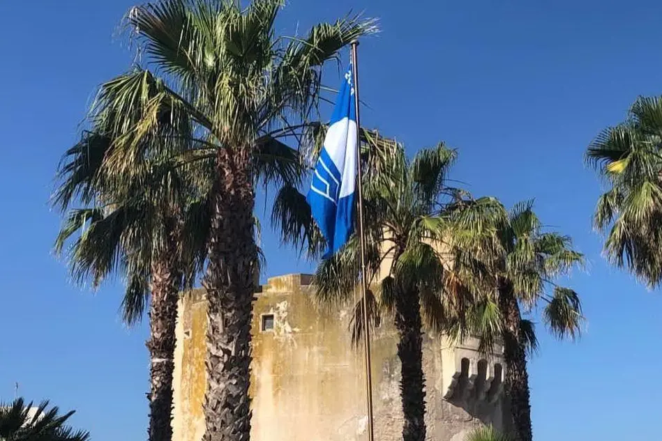 La bandiera blu a Torregrande (foto L'Unione Sarda - Pinna)