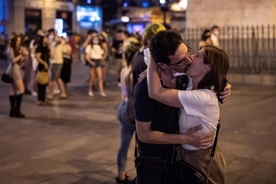 Una coppia festeggia con un bacio