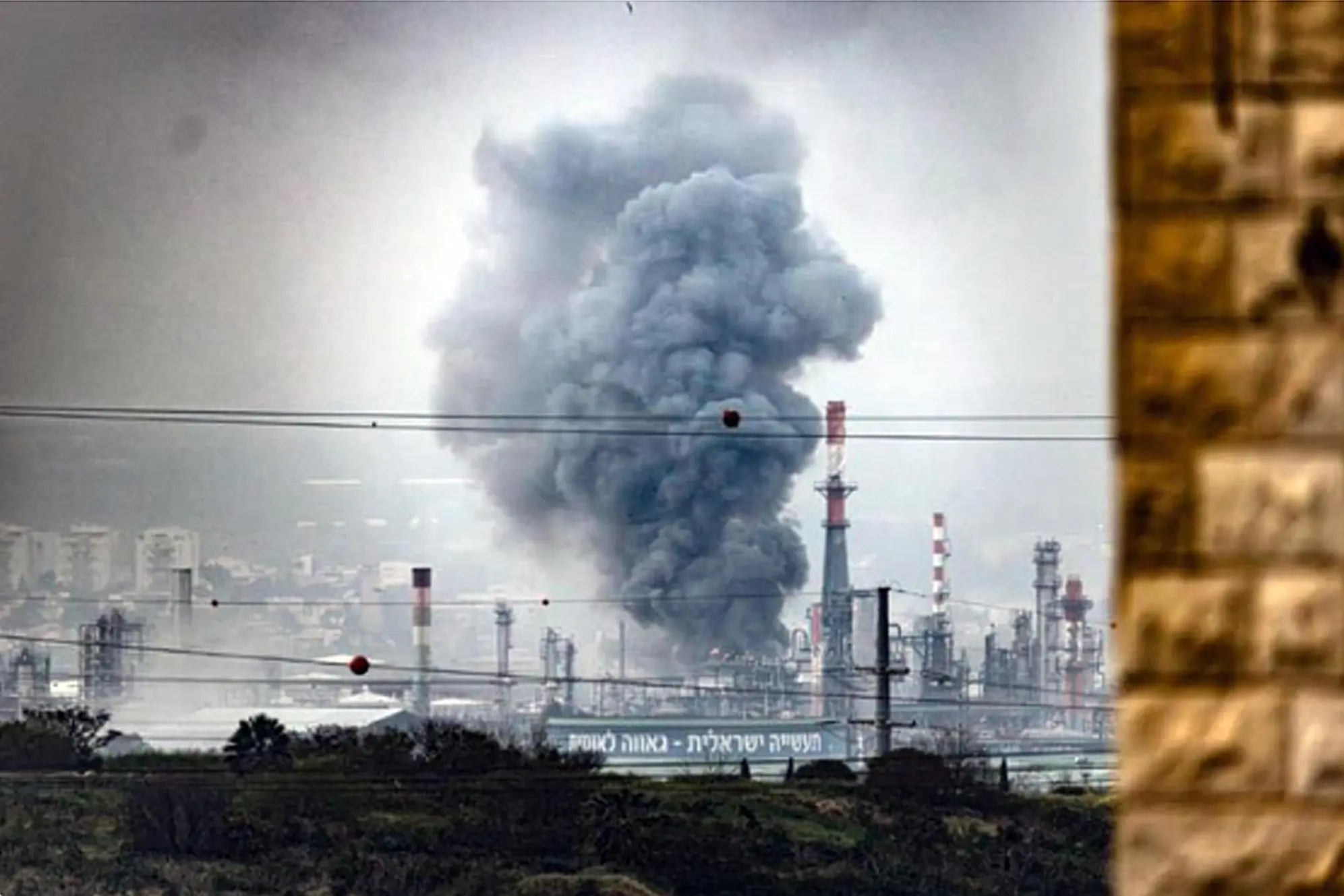 La raffineria di Haifa colpita da un missile (Ansa)