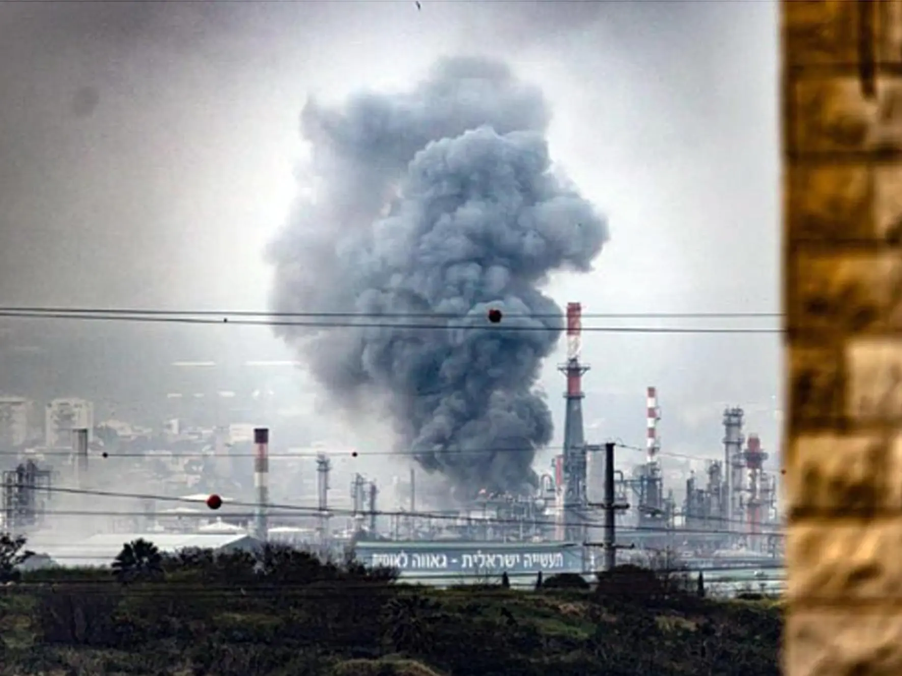 La raffineria di Haifa colpita da un missile (Ansa)