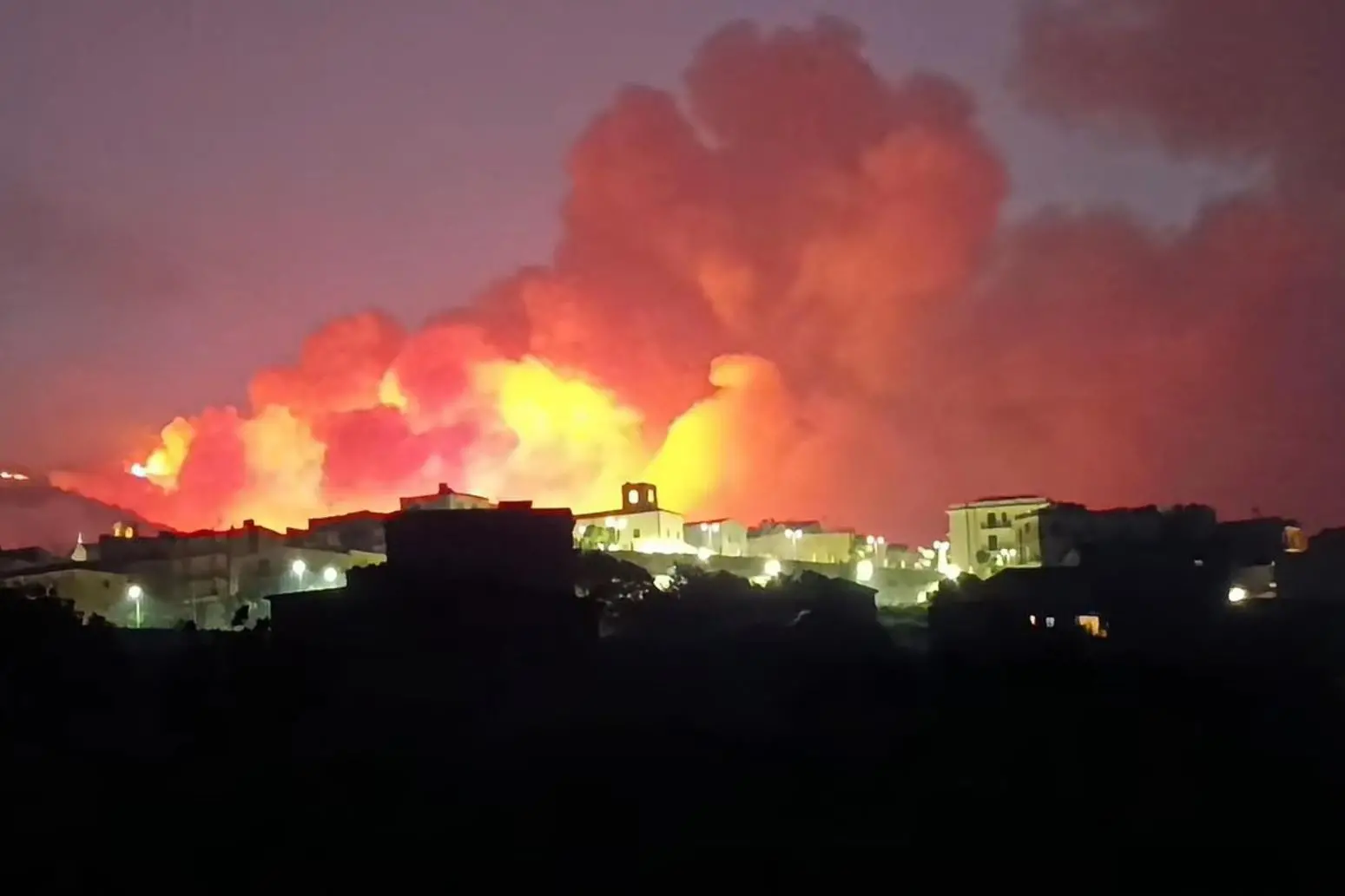 L'incendio che ha raggiunto il centro abitato di Santo Stefano di Quisquina, nell'Agrigentino, visto dal paese confinante Bivona (foto FACEBOOK/Associazione Sursum Arte Storia Territorio - via Ansa)