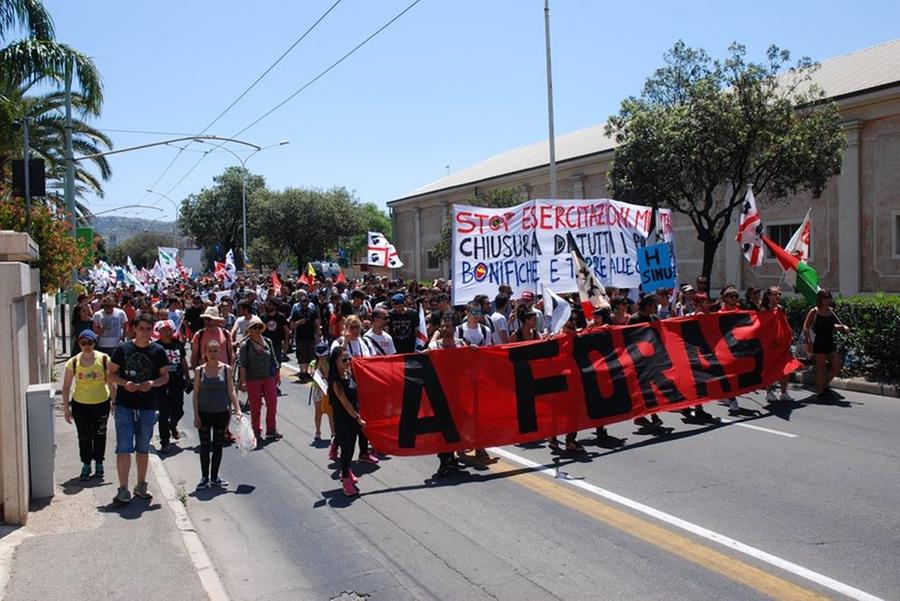 A Foras, contro manifestazione per il 2 giugno: «Fuori le basi per le guerre degli altri»