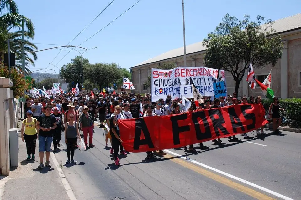 Una manifestazione di A Foras del 2 giugno
