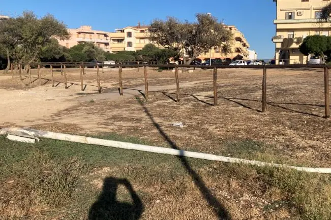 Il palo nell'area verde di via Balai (foto Pala)