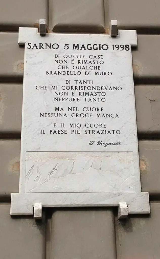 La lapide al municipio di Sarno (da Youtube)