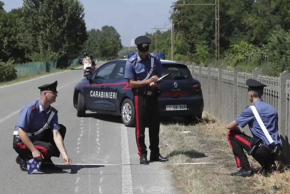 I carabinieri intervenuti sul luogo dell'incidente (Ansa)