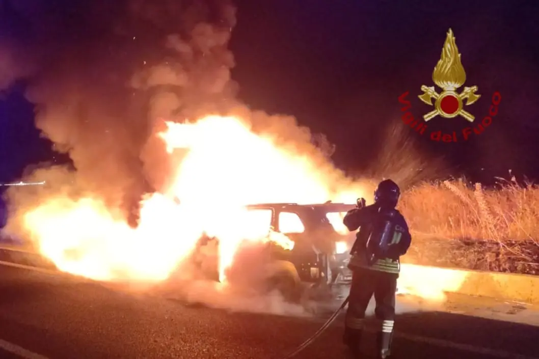 L'incendio sulla 131 (foto Vigili del fuoco)