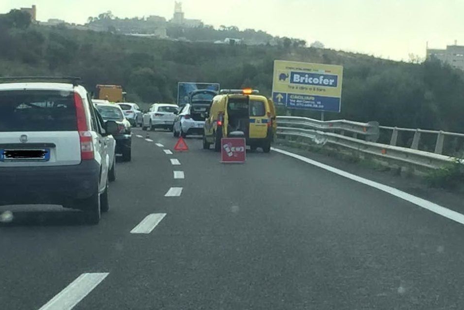 Traffico in tilt per un incidente: lunghe code verso Cagliari