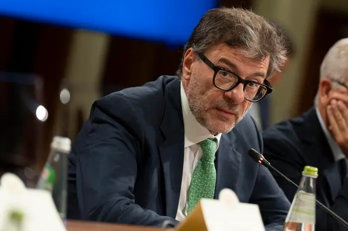 Riunione tra il governo e le organizzazioni sindacali per discutere le priorità e le proposte in vista della prossima legge di bilancio. Alla riunione, presieduta dal sottosegretario Alfredo Mantovano, partecipano i ministri Giancarlo Giorgetti (Economia), Marina Calderone (Lavoro e Politiche Sociali), Paolo Zangrillo (Pubblica Amministrazione), Luigi Sbarra (Sottosegretario per le Politiche per il Sud), e il viceministro Valentino Valentini (Sviluppo economico). Presente Stefano Caldoro (consigliere del presidente del consiglio per i Rapporti con le parti sociali). Per le organizzazioni sindacali, sono presenti i segretari generali della Cgil Maurizio Landini, della Cisl Daniela Fumarola, della Uil Pierpaolo Bombardieri, della Confsal Angelo Raffaele Margiotta e dell'Ugl Francesco Paolo Capone. Presso la Sala Verde di Palazzo Chigi, Roma, 10 ottobre 2025. ANSA/Governo.it + UFFICIO STAMPA, PRESS OFFICE, HANDOUT PHOTO, NO SALES, EDITORIAL USE ONLY + NPK