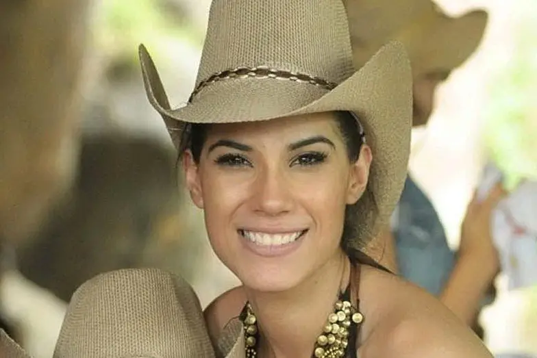 Miss Mondiali 2014 indossa un capello "texano" e sorride davanti all'obiettivo