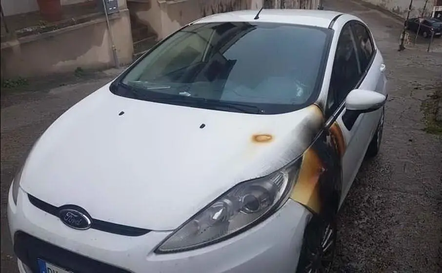 L'auto data alle fiamme (Archivio L'Unione Sarda)